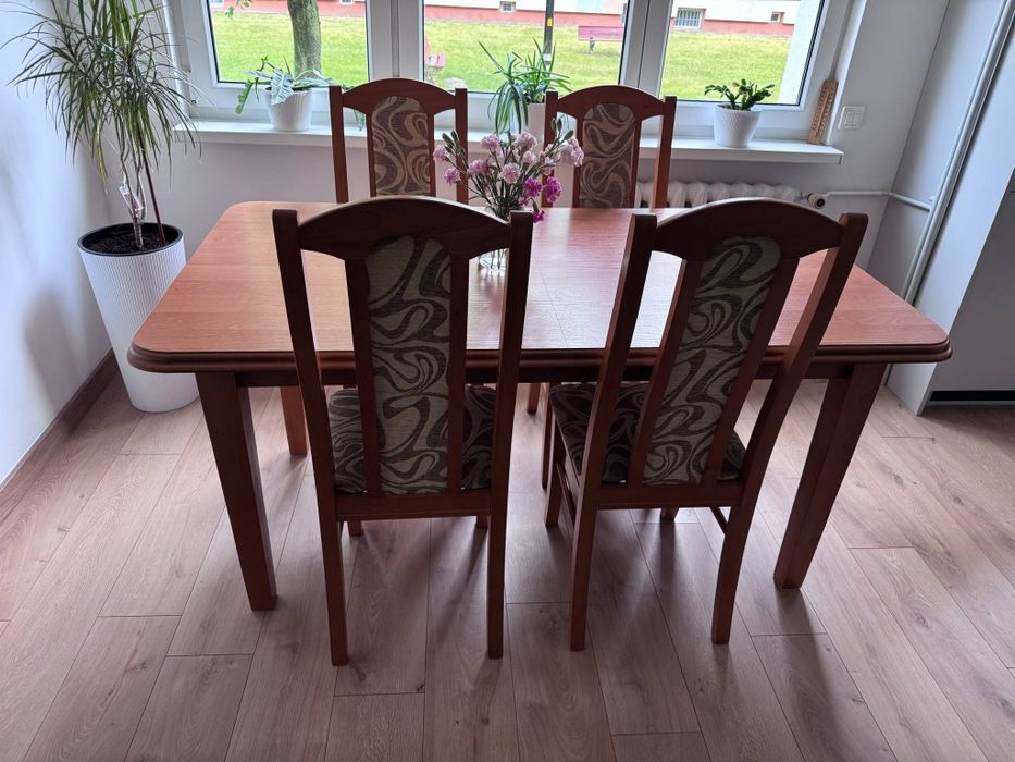 Zestaw - stół rozkładany z 6 krzesłami