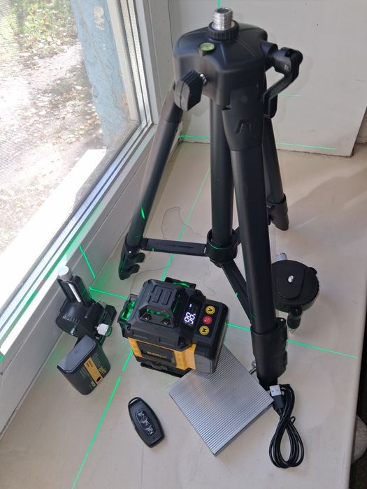 Лазерний рівень зі штативом 4D