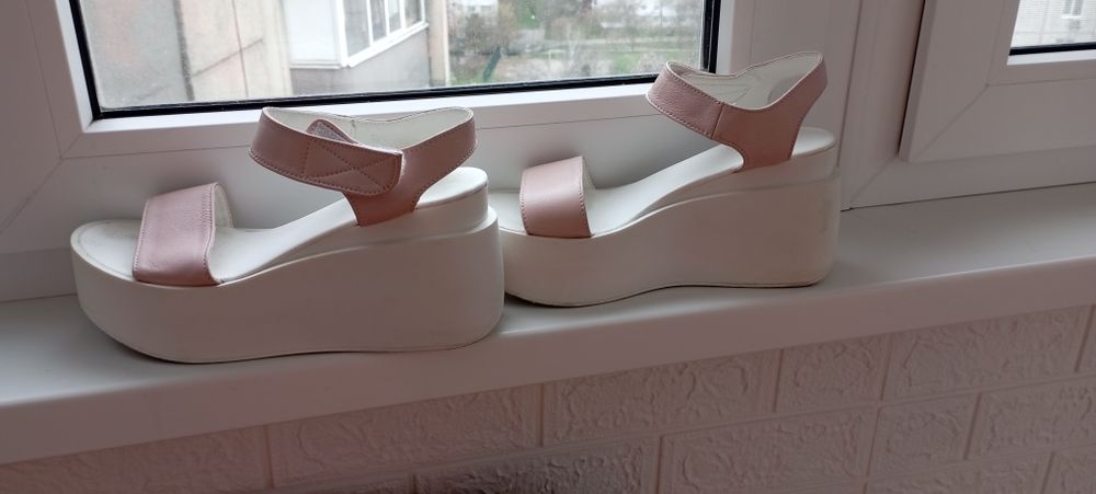 Босоніжки шкіряні