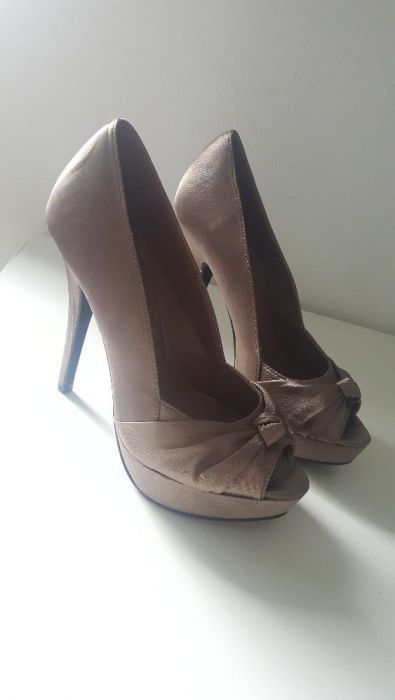Sapatos cetim Bronze salto alto NOVOS