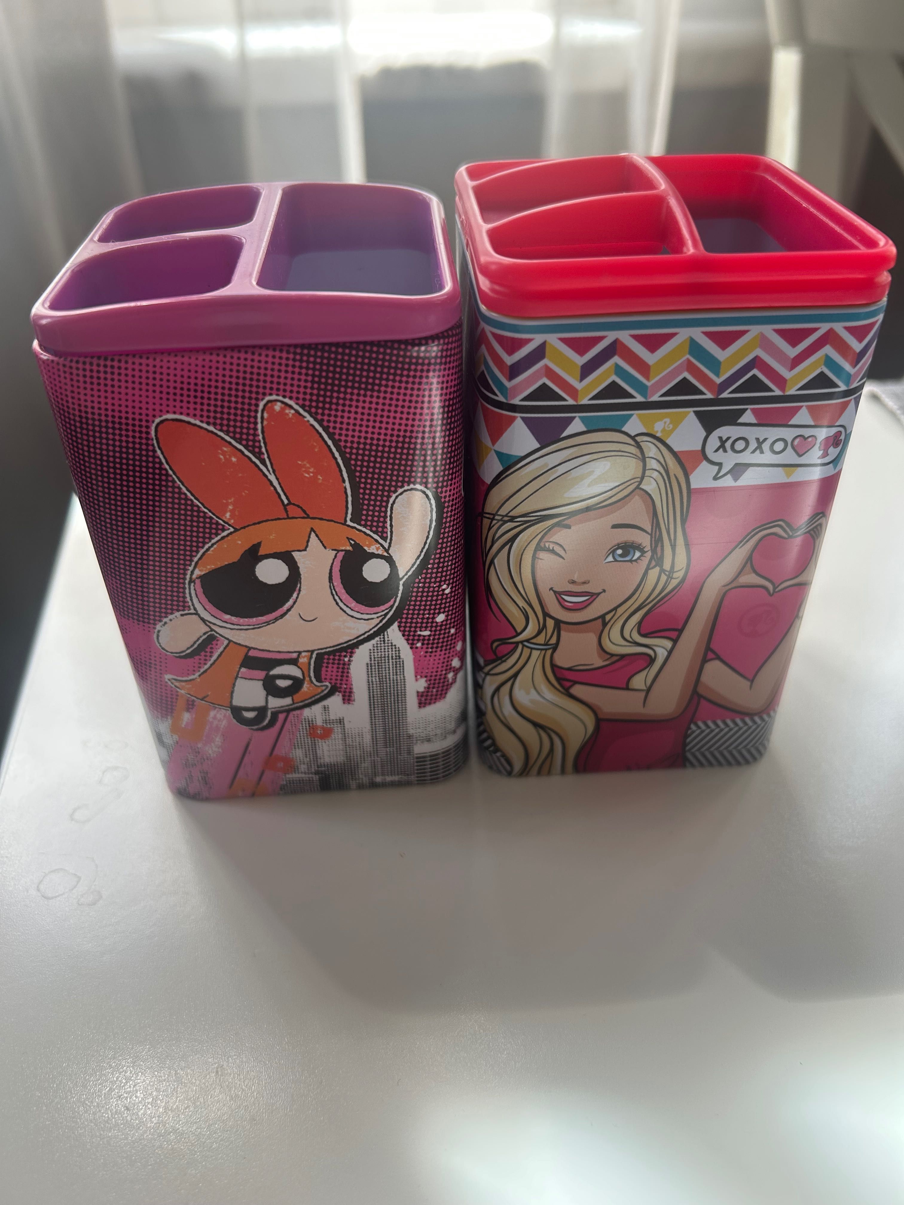 Organizery na biurko z Barbie i Atomówkami