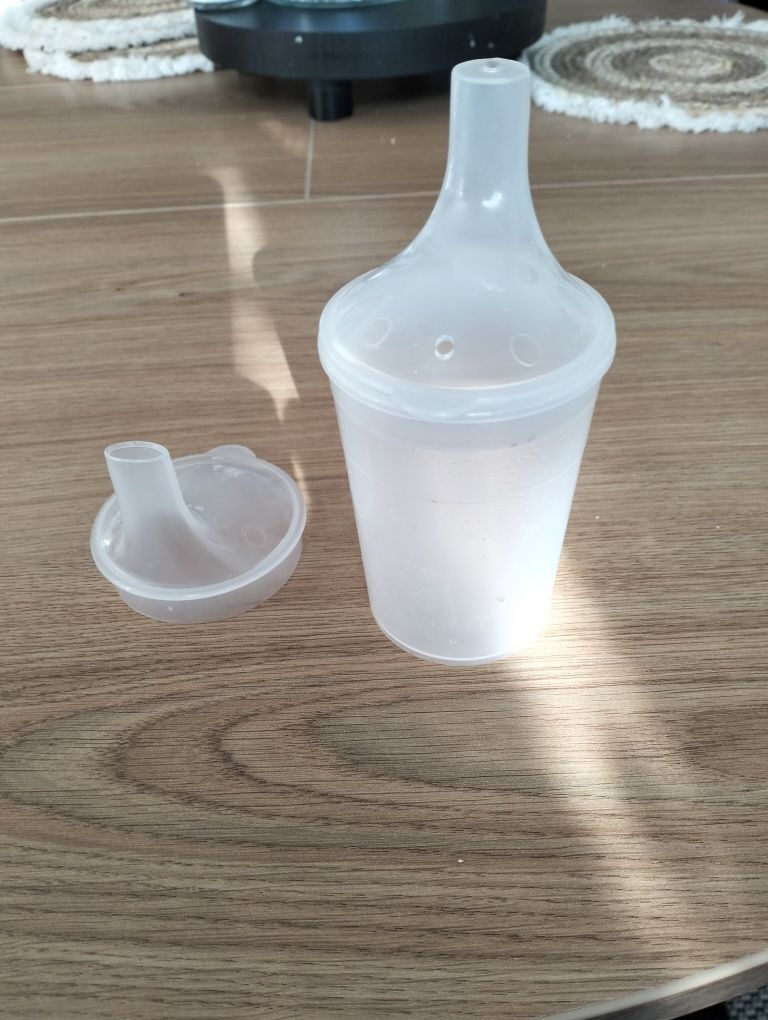 Plastikowy kubek do jedzenia i picia