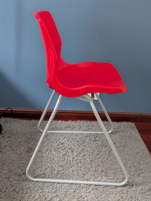 Cadeira vermelha IKEA