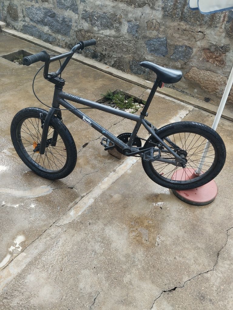 BMX Decathlon preta