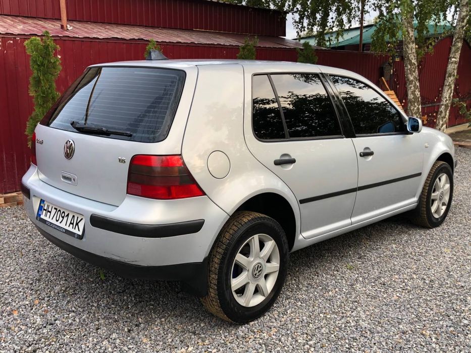 Volkswagen Golf 2000г 1.6 бенз.