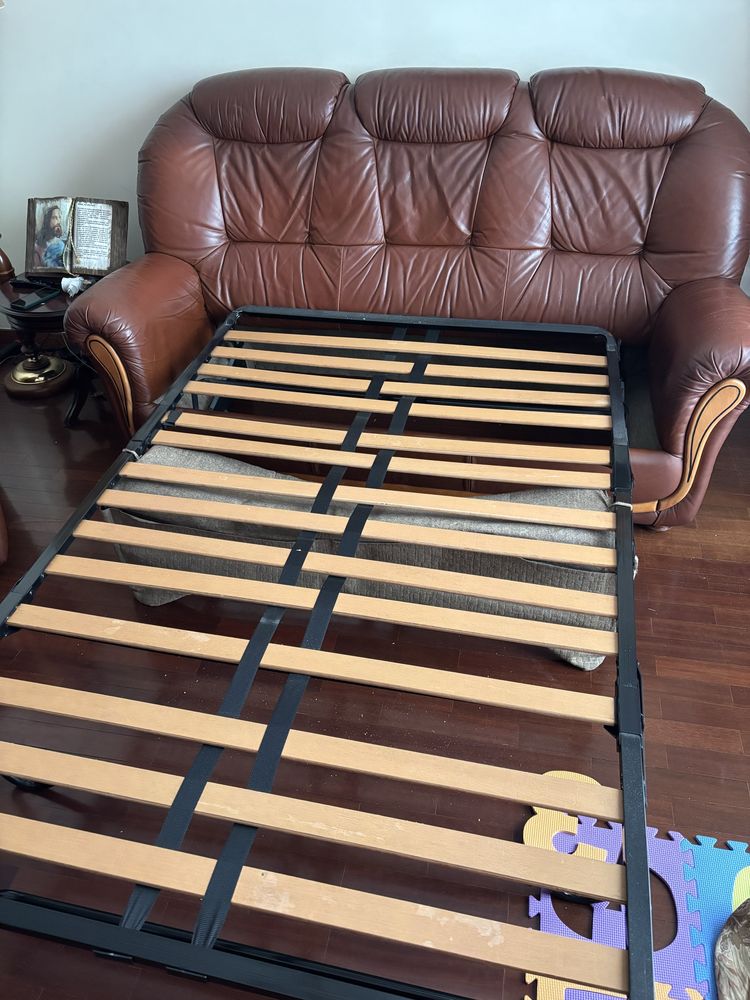 Sofa cama 3 lugares + 2 poltronas em cabedal