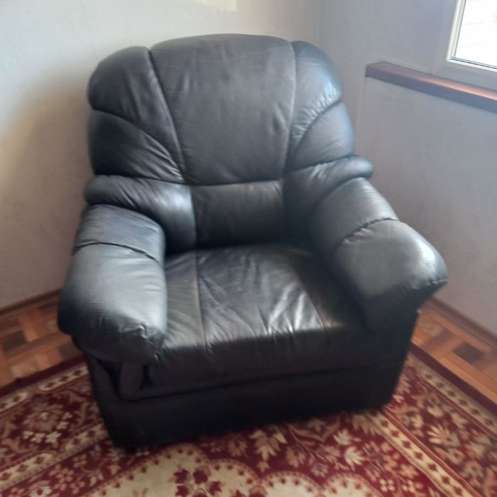 Продаю кожаный диван и кресла