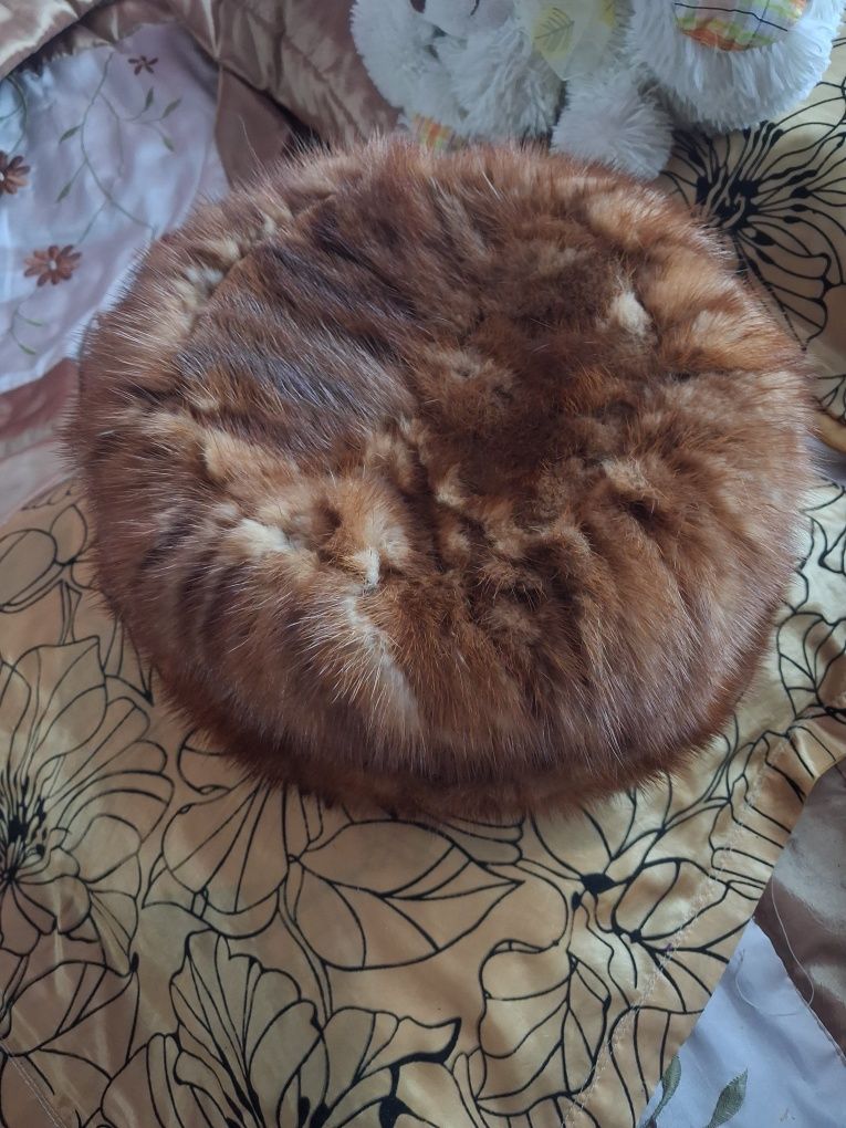 Czapka z norek,  naturalna, nieużywana