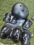 Zestaw kask 55-58cm i ochraniacze firmy oxelo