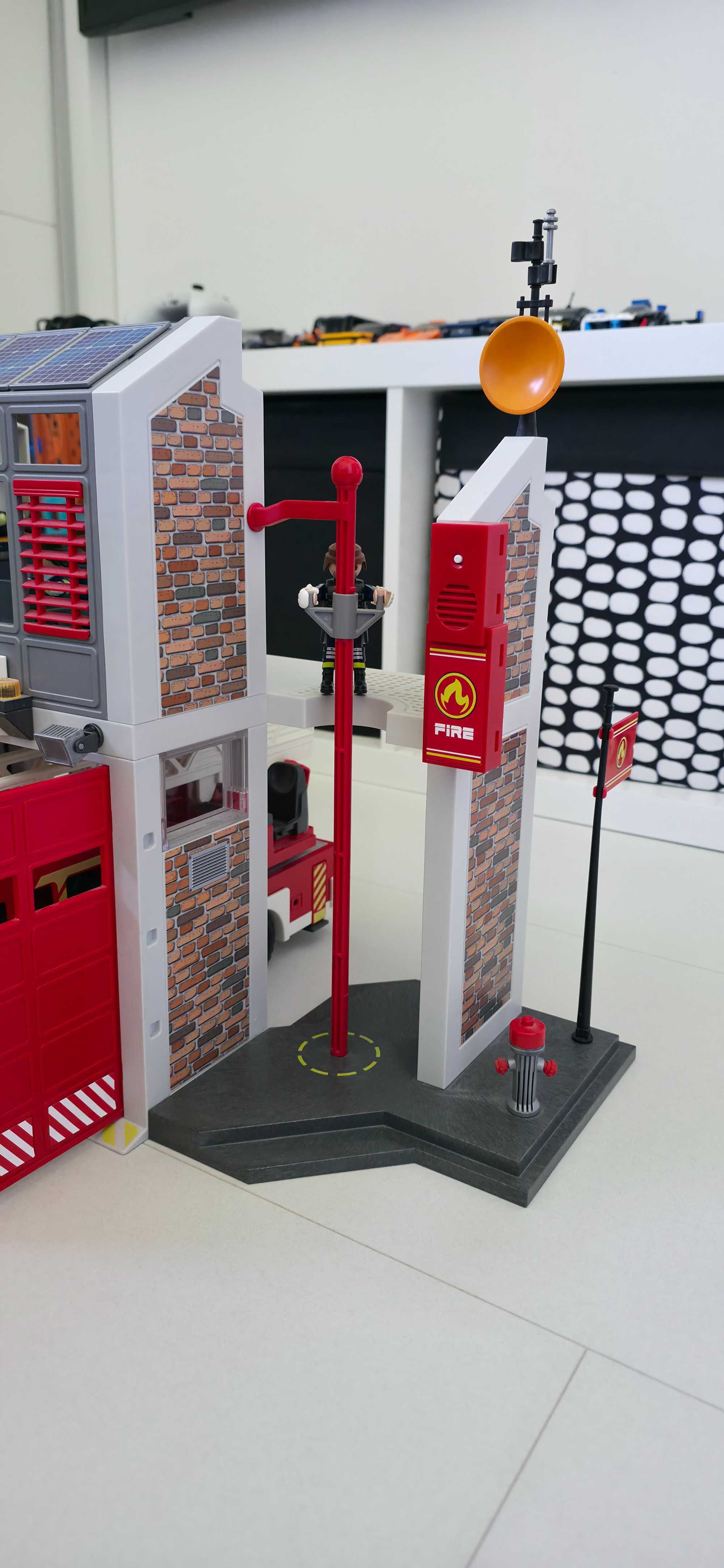 PLAYMOBIL CITY ACTION Duża Remiza Strażacka + Samochód Strażacki