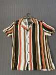 Camisa às riscas
