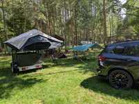 Wynajem namiotu dachowego z przyczepą – camping bez kompromisów