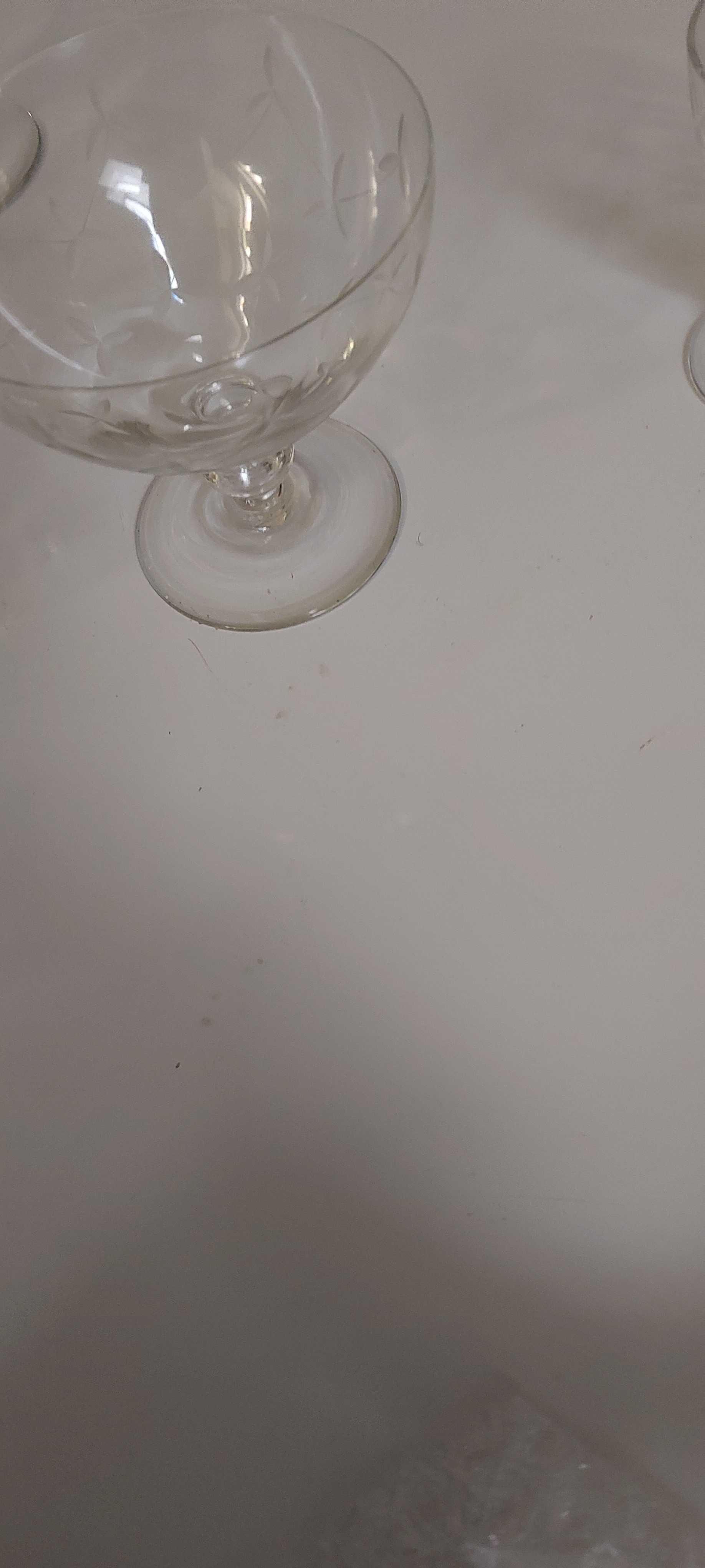 Parte de serviço de copos em meio cristal