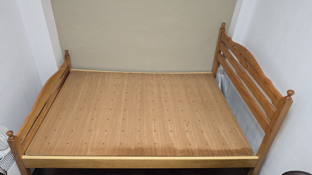 Conjunto de quarto completo em madeira maciça – cama, cômoda, criados