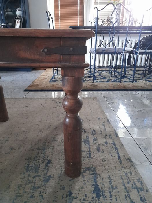 Stolik w stylu kolonialnym. Drewno egzotyczne.