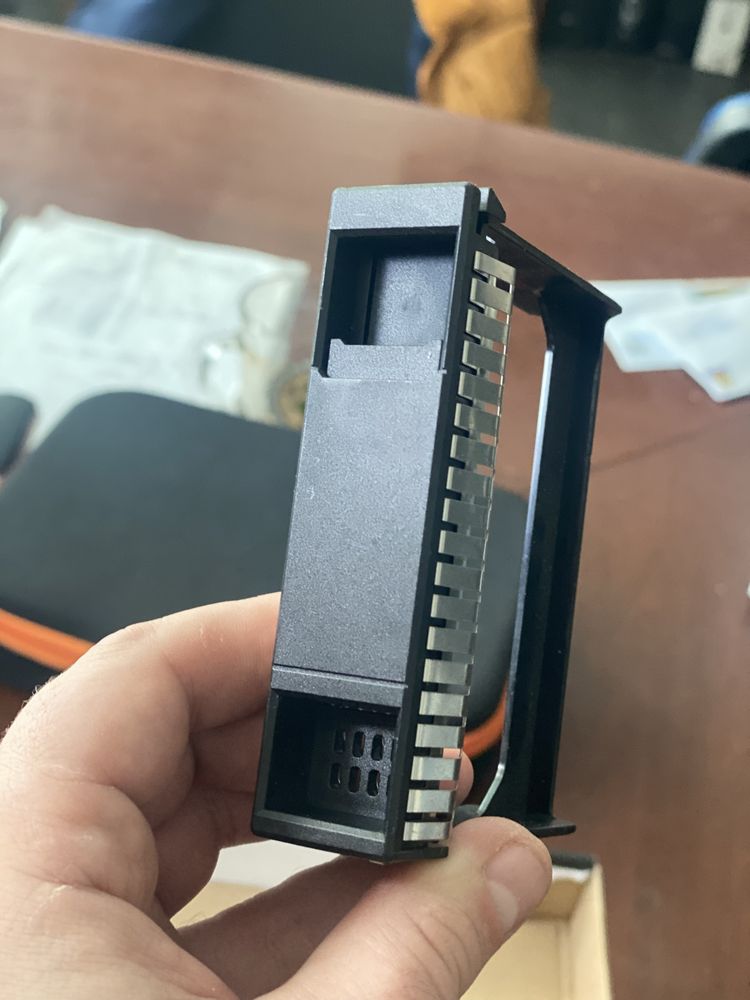 Зaглушкa HDD З.5 у cepвep HP Gen8 / Gen9 / Gen10