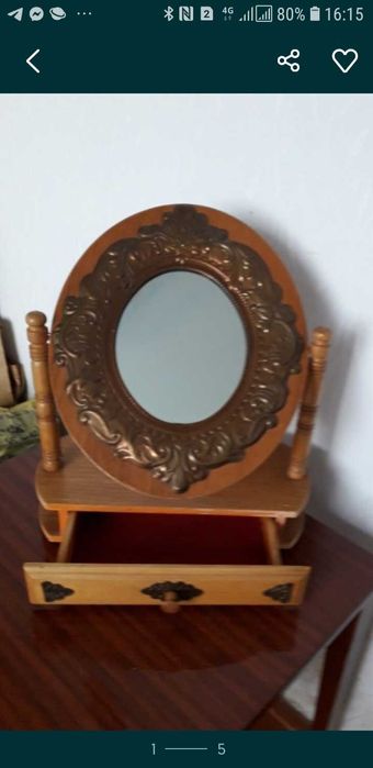 Деревяний мінікомод  з змінним дзеркалом в металічній оправі.