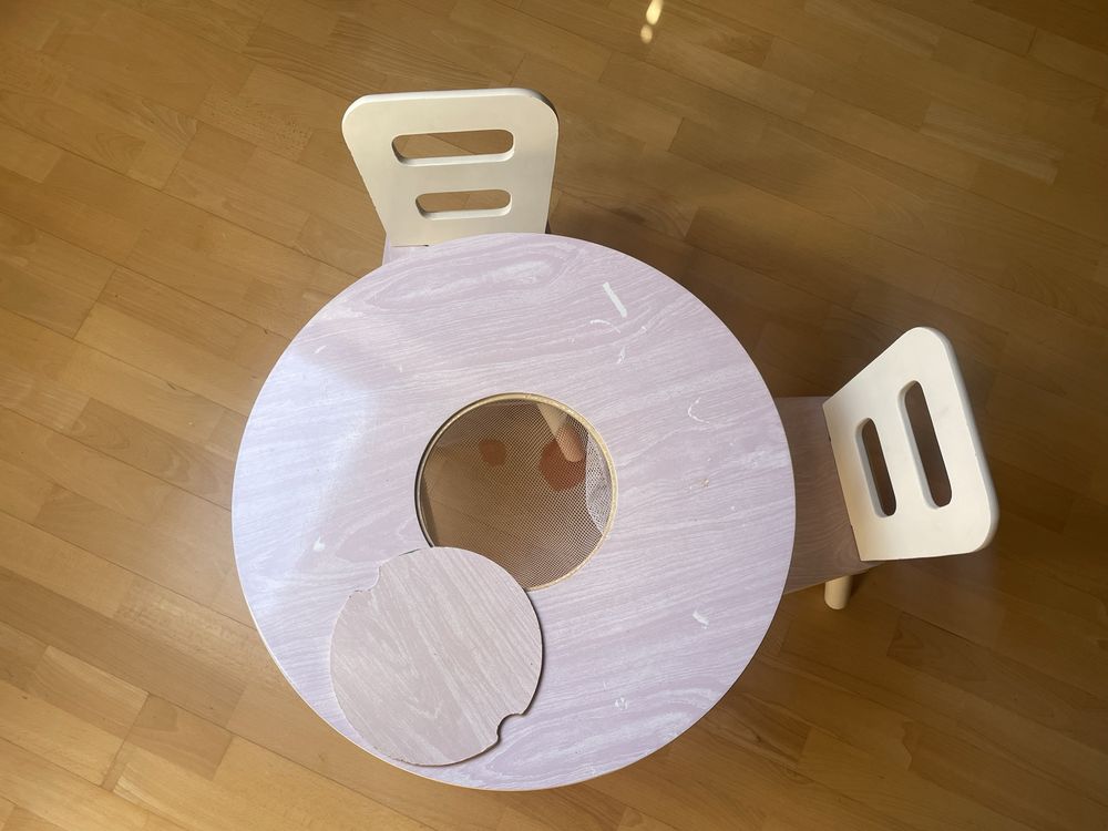 okrągły stolik dla dzieci i dwa krzesełka KidKraft