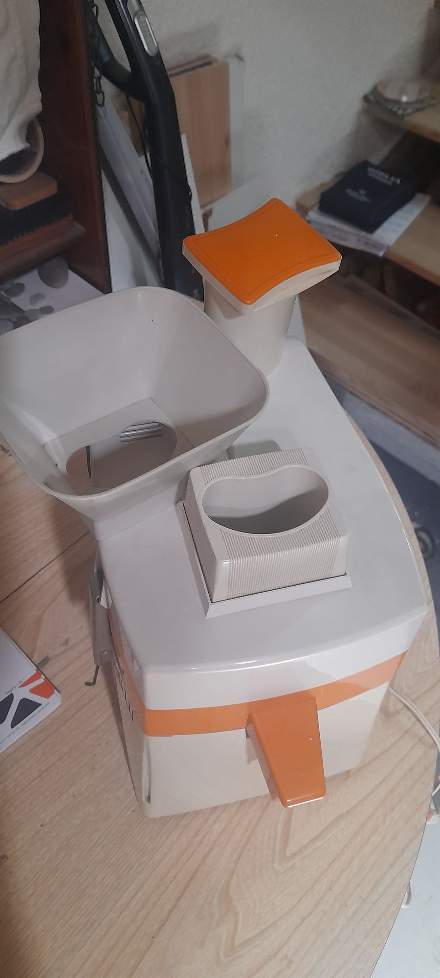 Espremedor laranjas, torradeira a abre latas