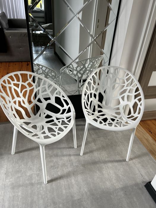 Krzesła ażurowe białe