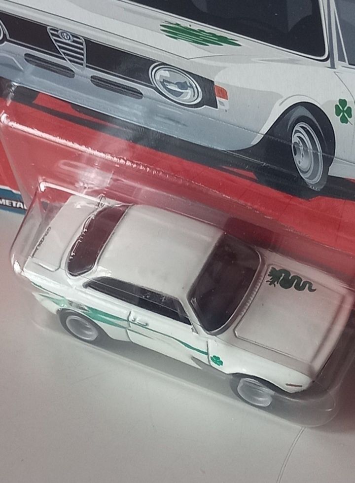Alfa romeo giulia hot wheels rodas de borracha