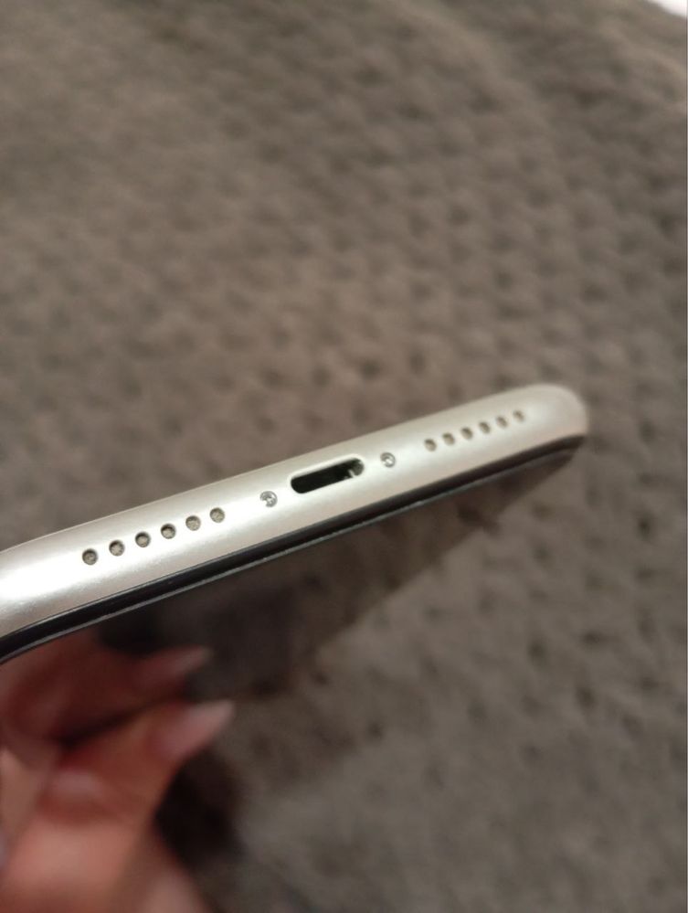 iPhone 11 • 64 ГБ • Неверлок