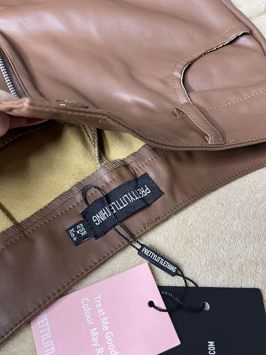 Prettylittlething  шоколадные брюки-кроп из искусственной кожи XS