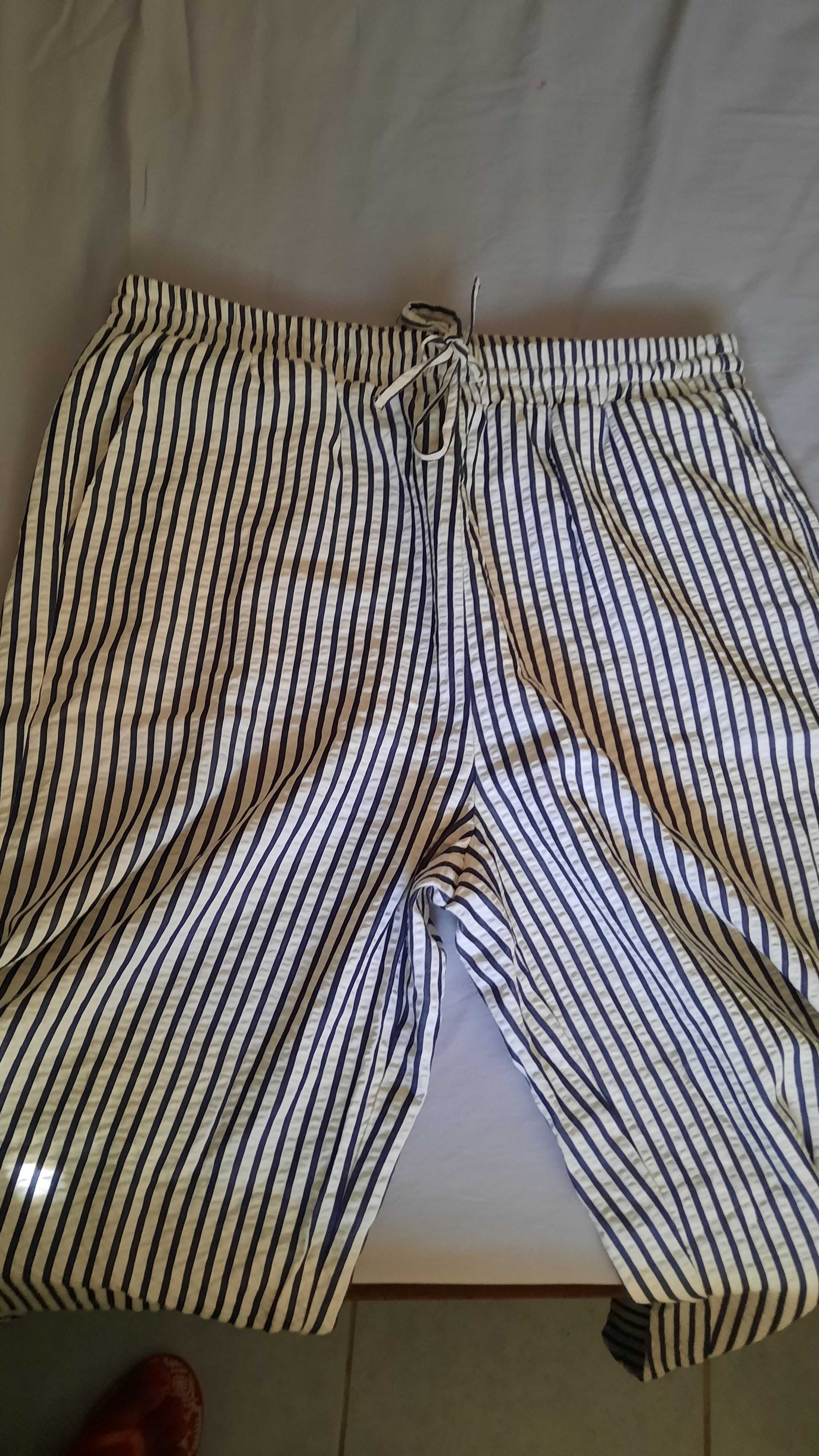 Calça às riscas azul e branco
