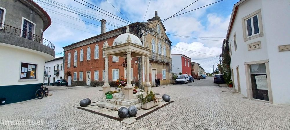Moradia com logradouro, pateo e jardim na Povoa da Lomba