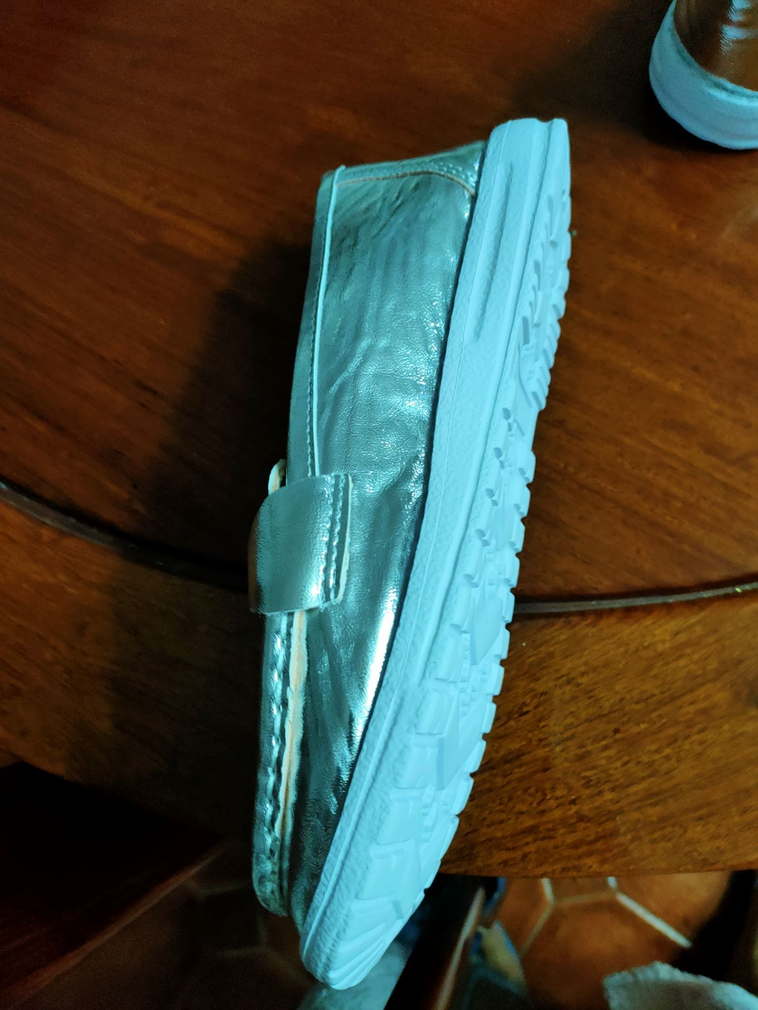 Par sapatos novos em prata com apontamentos dourados