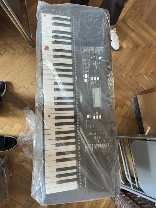 Продаю синтезатор Yamaha PSR-E363