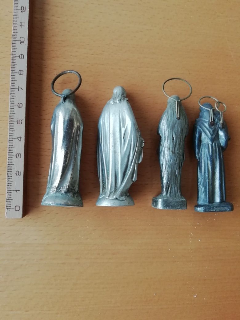 Conjunto de figuras religiosas.