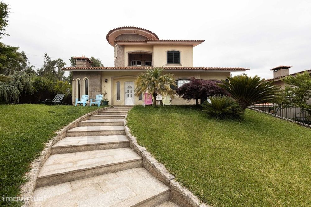 Moradia T4 Individual com 3 Pisos, Jardim e Garagem