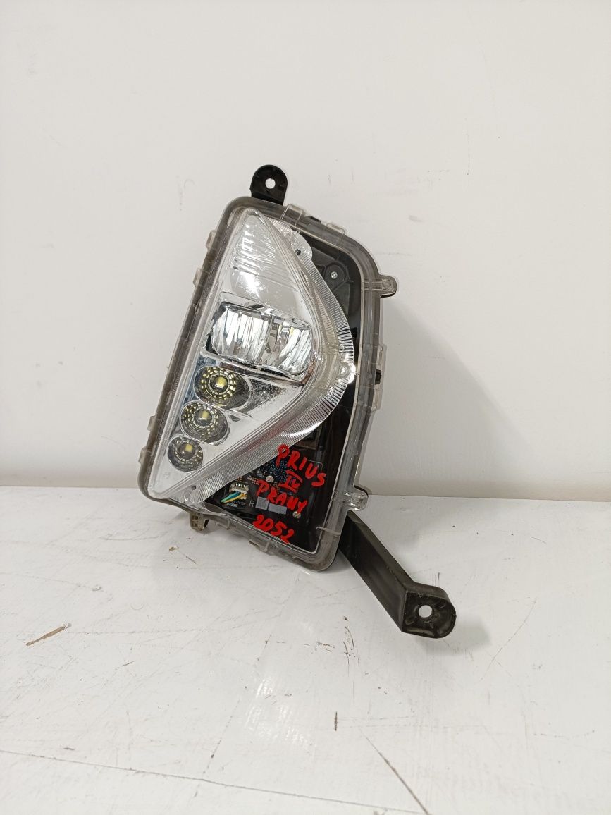 Toyota Prius IV Halogen LED prawy