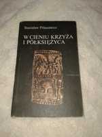 W cieniu krzyża i półksiężyca Stanisław Piłaszewicz