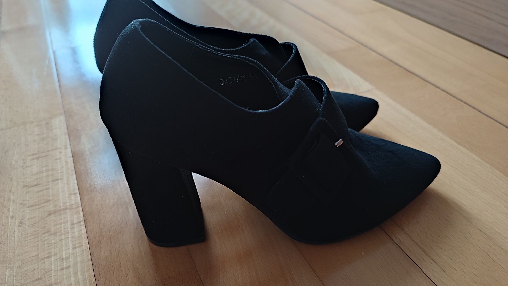 Buty zamszowe czarne na słupku