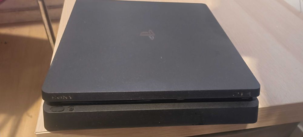 PS4 Slim + 5 jogos - 2 comandos [Urgente] - Negociável