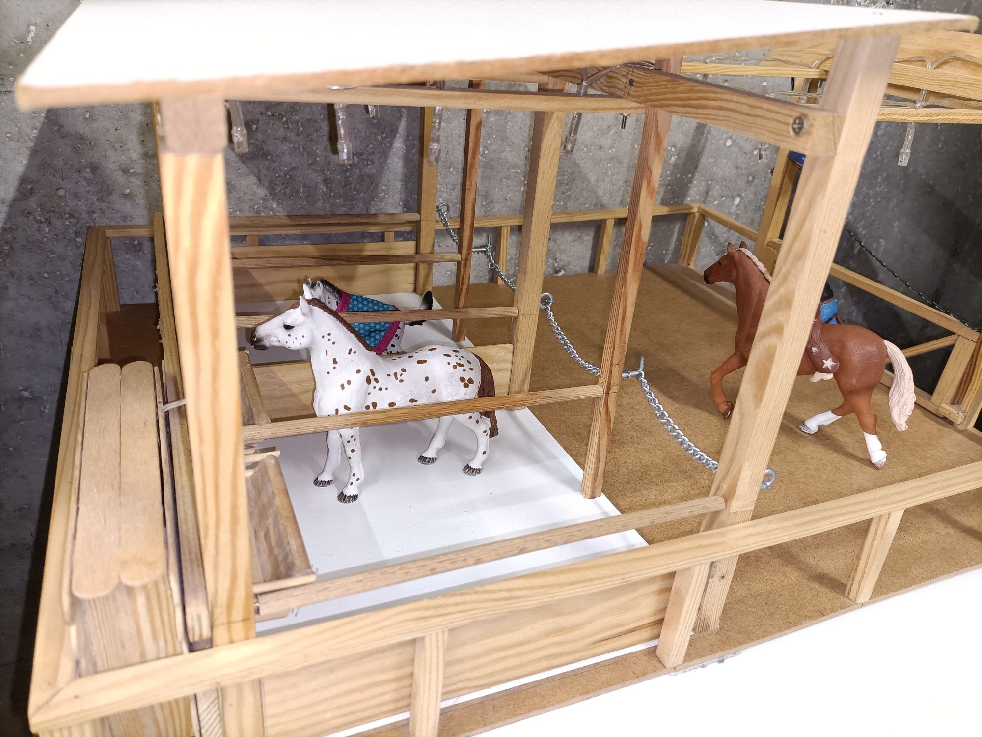 Stajnia DIY dla figurek koni Schleich
