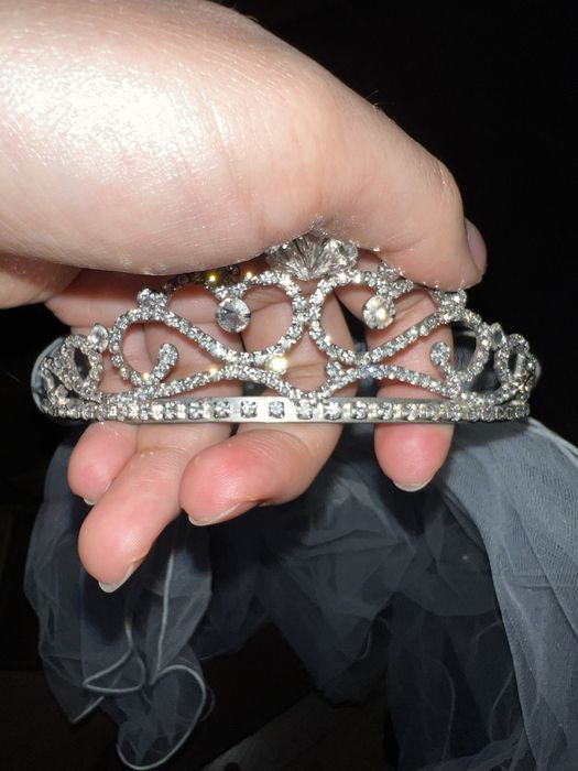 Suknia ślubna z trenem oraz diademem