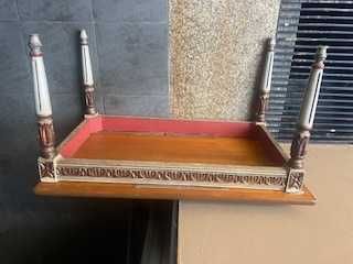 Mesa de apoio ornamentada