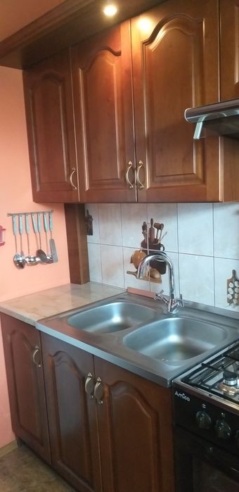 Komplet kuchni drewnianej z blatem marmurowym