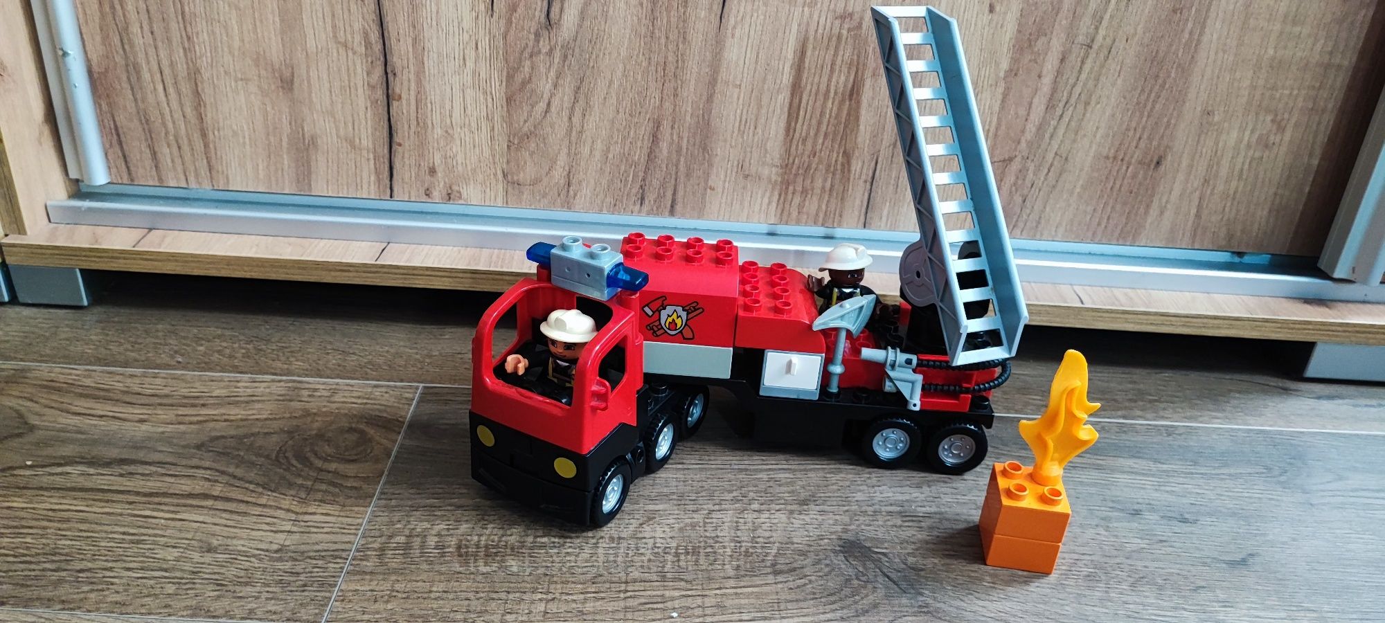 Wóz strażacki LEGO Duplo 4977 klocki straż pożarna