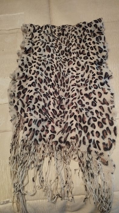 Charpe nova com motivos leopardo