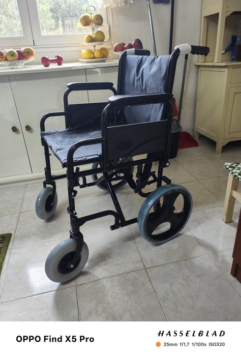 Cadeira de rodas sem uso