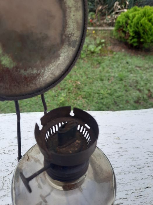 Sprzedam starą lampę naftową .