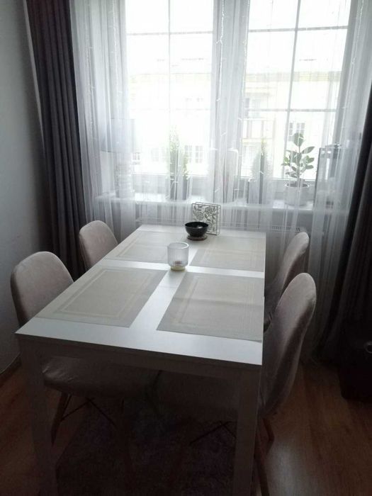 Pokrowce na krzesła skandynawskie welurowe beżowe 4 sztuki komplet