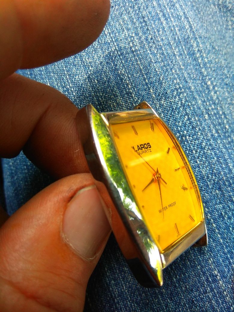 Продам наручные японские кварцевые часы Ларос