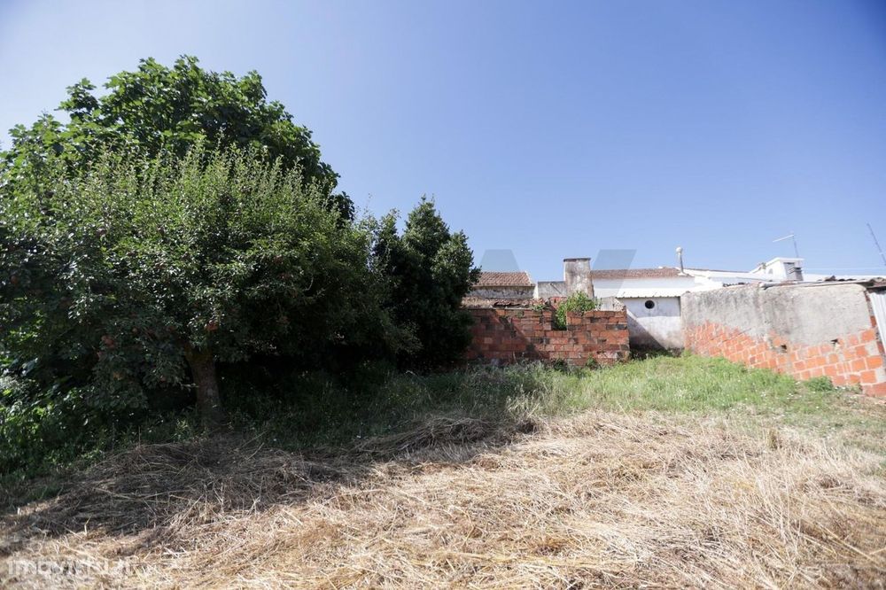 Moradia Rústica  para Recuperação Total com Terreno