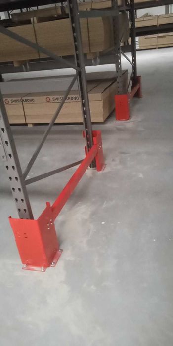 Складське стелажне обладнання Стелажі і навантажувальна техніка
