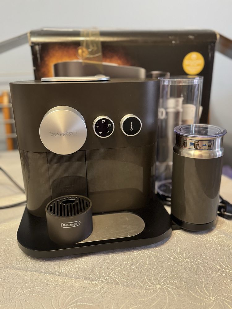 Nespresso Expret&milk delonghi  капсульна кофемашинка